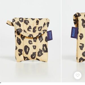Baggu AirPods case, like new. Smoke free pet free home